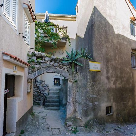 Under Ancient Roofs Vrbnik Apartment ภายนอก รูปภาพ