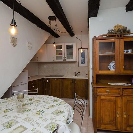 Under Ancient Roofs Vrbnik Apartment ภายนอก รูปภาพ