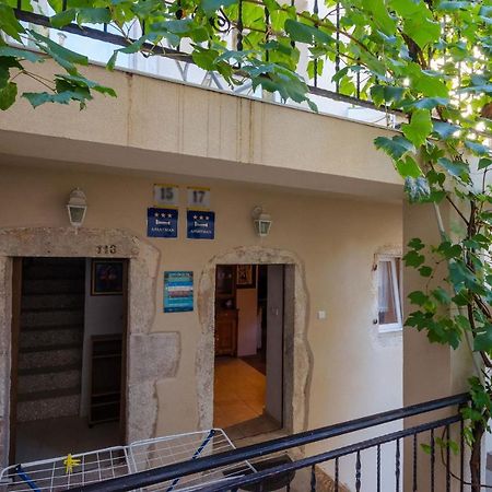 Under Ancient Roofs Vrbnik Apartment ภายนอก รูปภาพ