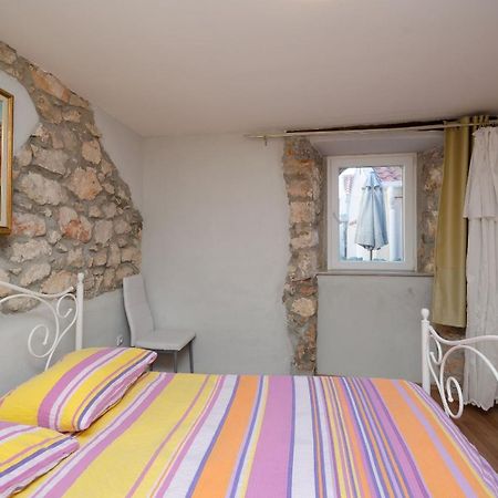 Under Ancient Roofs Vrbnik Apartment ภายนอก รูปภาพ