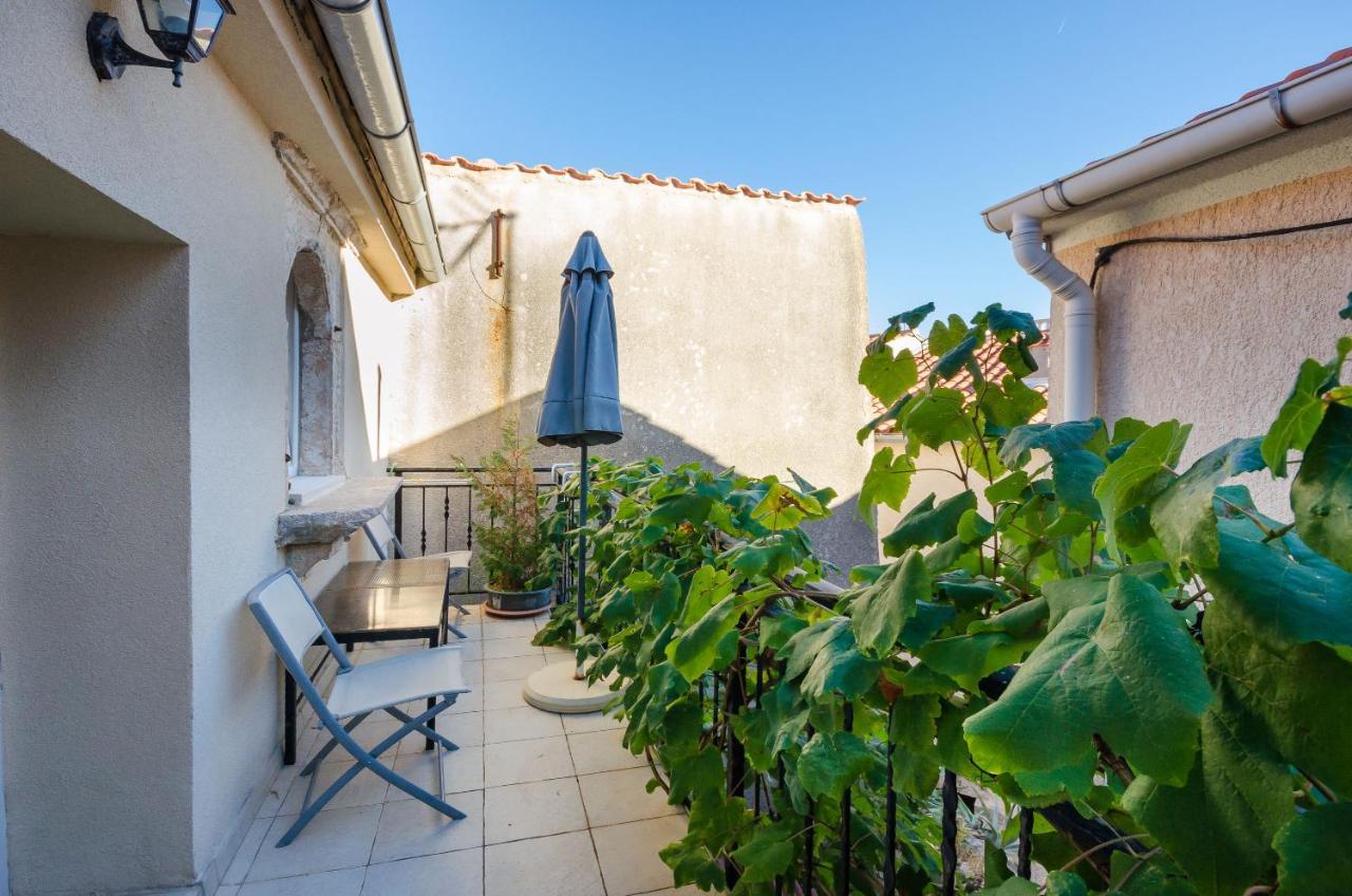 Under Ancient Roofs Vrbnik Apartment ภายนอก รูปภาพ