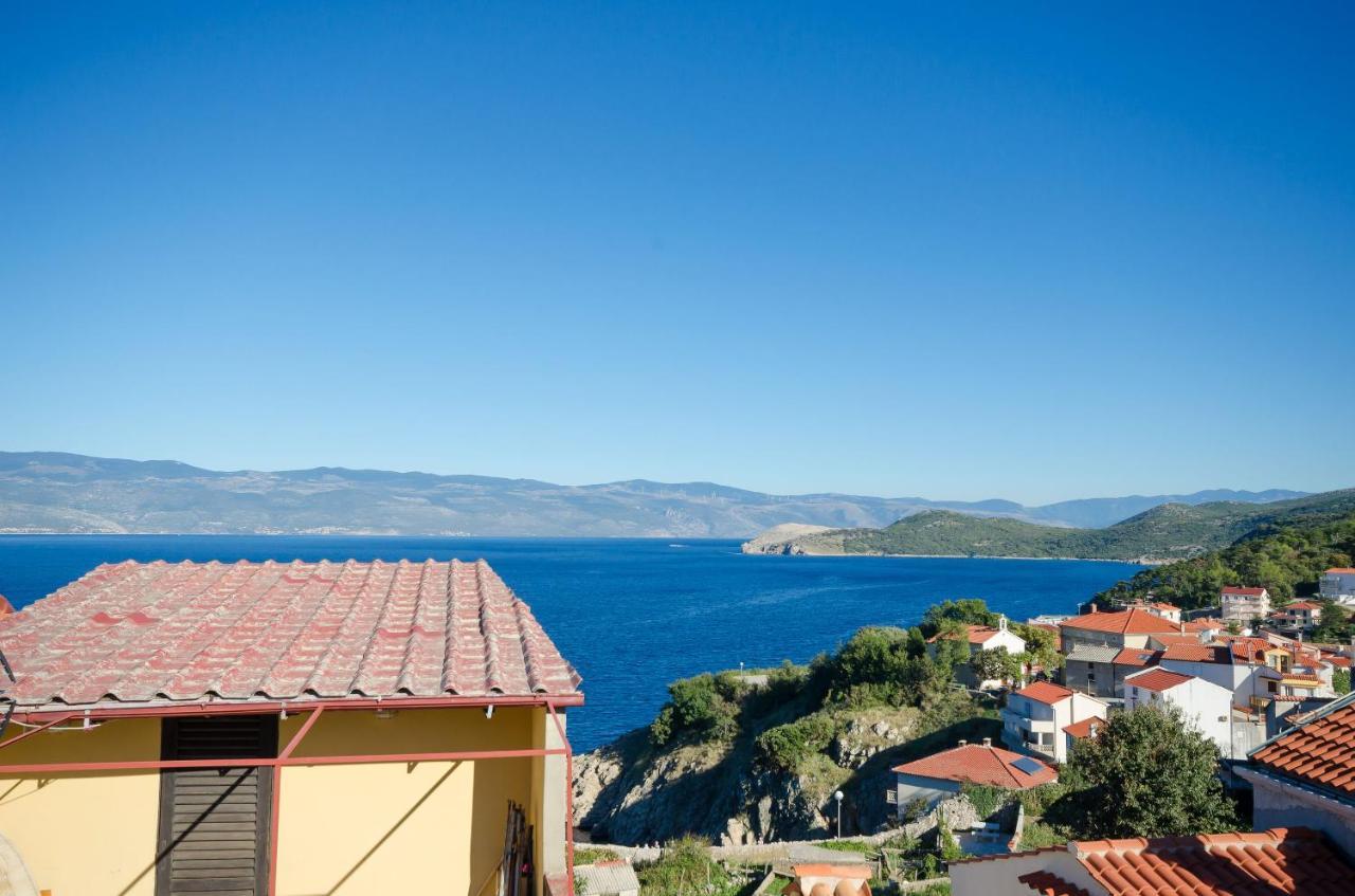 Under Ancient Roofs Vrbnik Apartment ภายนอก รูปภาพ
