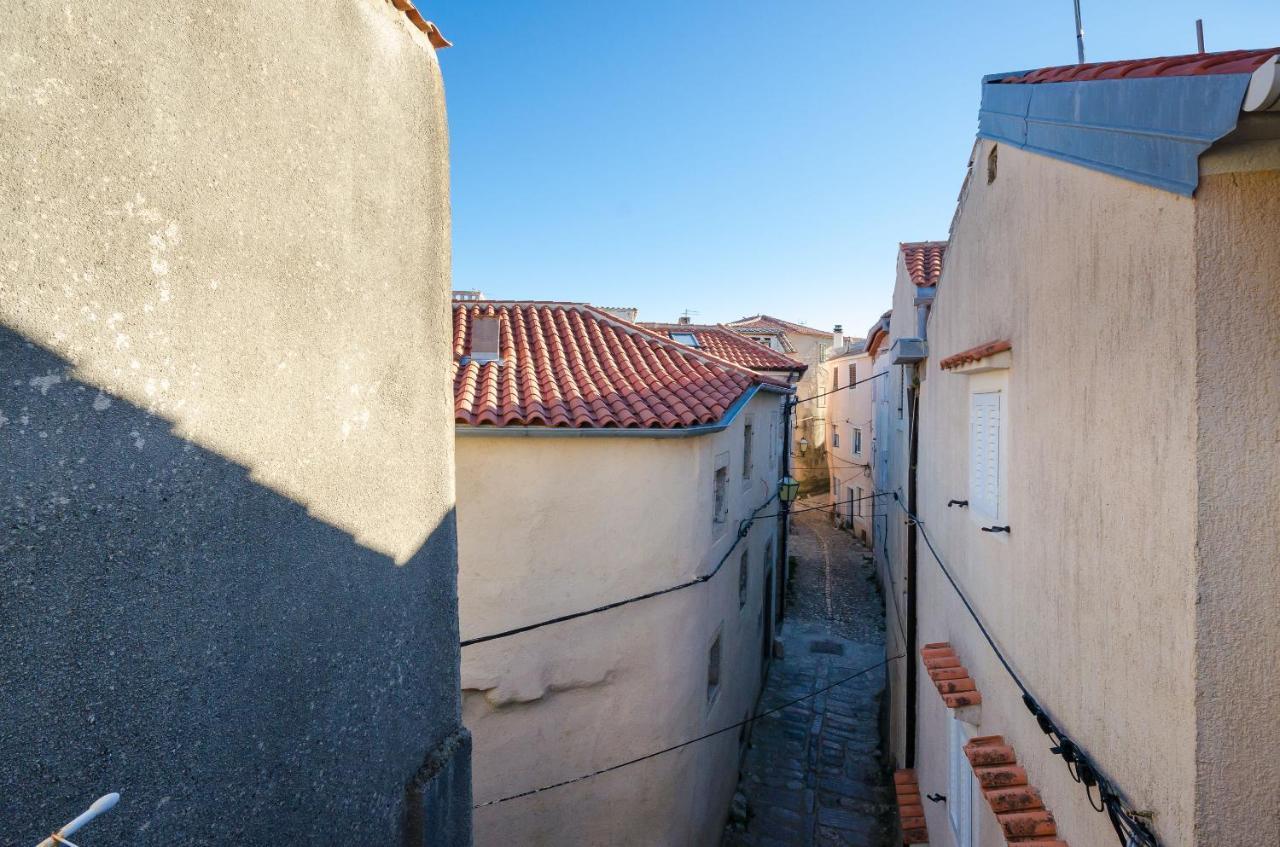 Under Ancient Roofs Vrbnik Apartment ภายนอก รูปภาพ