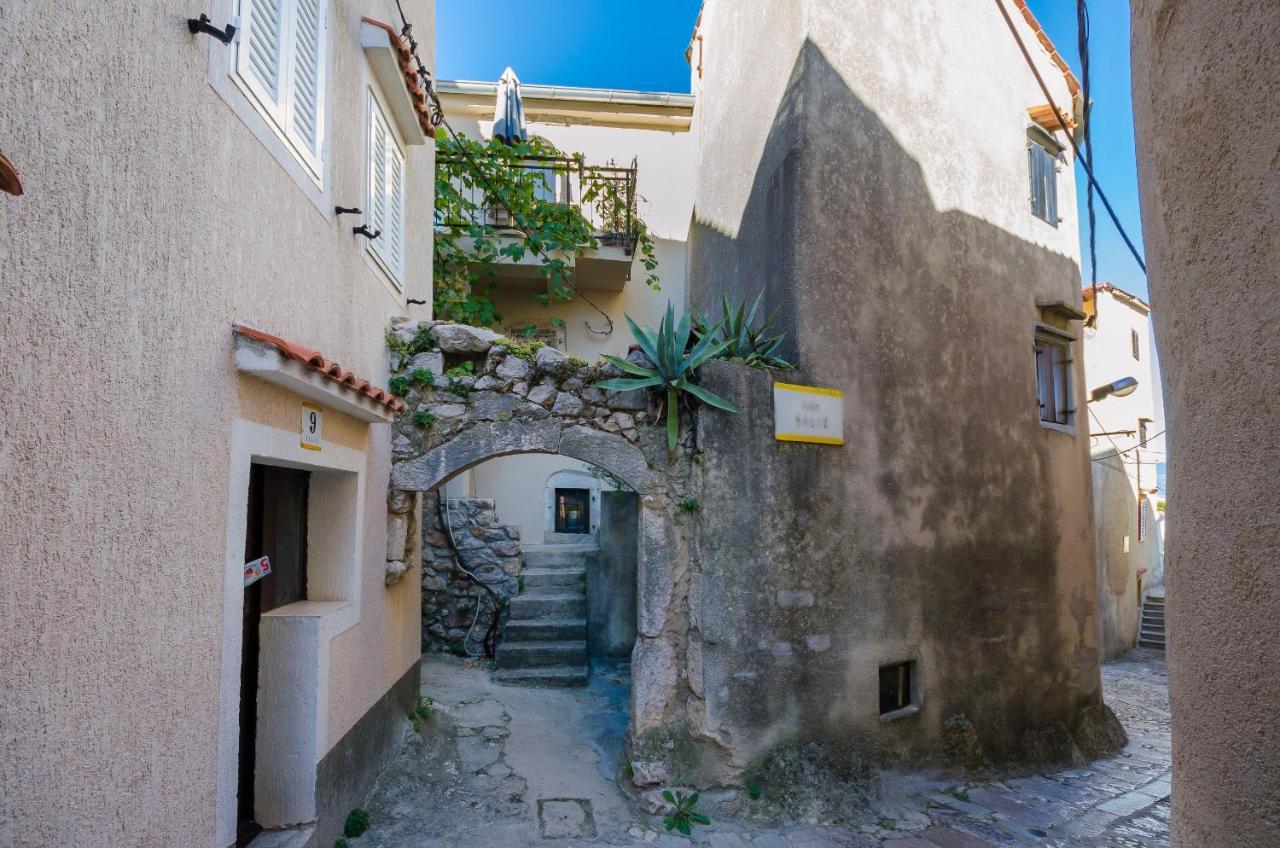 Under Ancient Roofs Vrbnik Apartment ภายนอก รูปภาพ