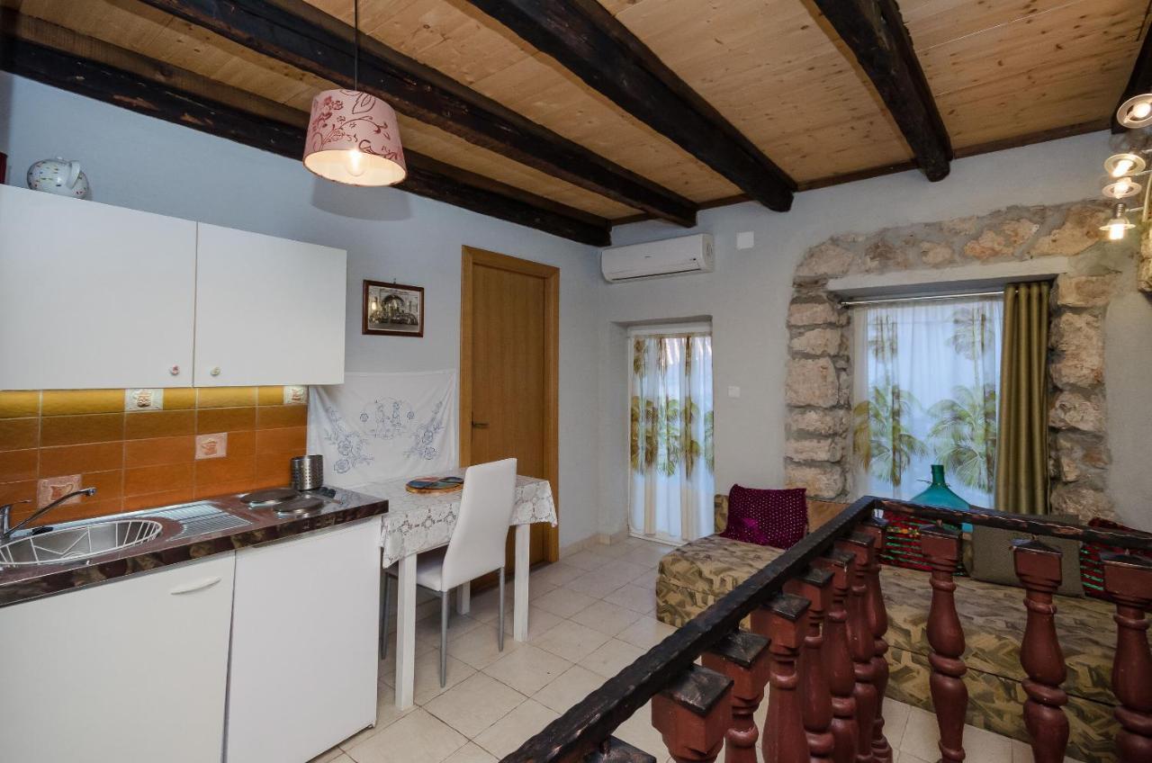 Under Ancient Roofs Vrbnik Apartment ภายนอก รูปภาพ