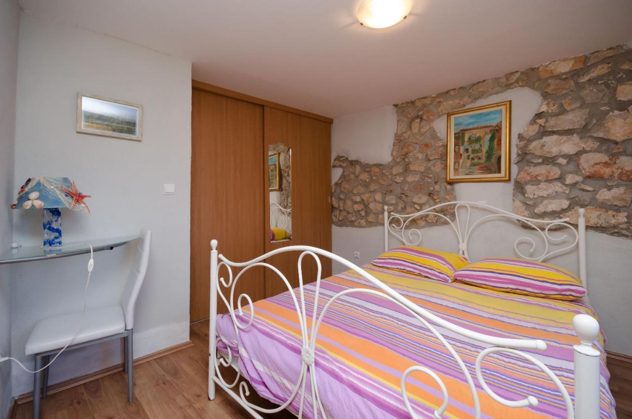 Under Ancient Roofs Vrbnik Apartment ภายนอก รูปภาพ