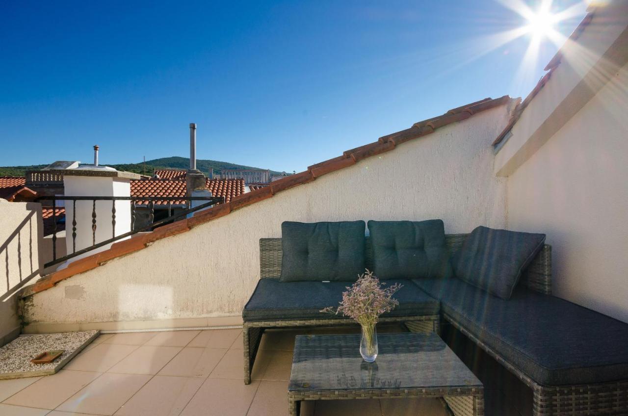 Under Ancient Roofs Vrbnik Apartment ภายนอก รูปภาพ