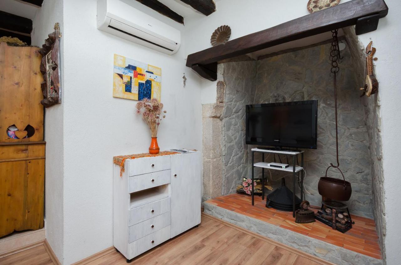 Under Ancient Roofs Vrbnik Apartment ภายนอก รูปภาพ
