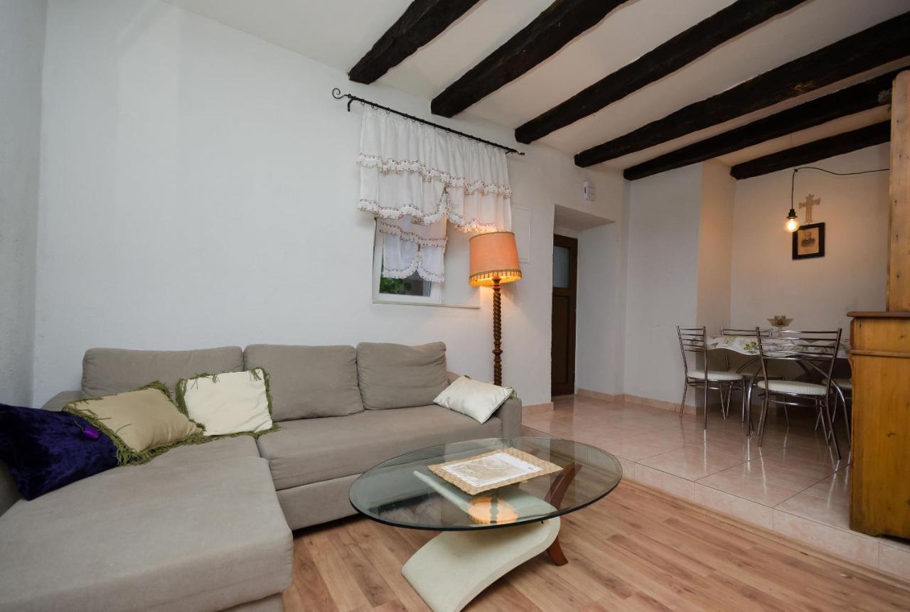 Under Ancient Roofs Vrbnik Apartment ภายนอก รูปภาพ
