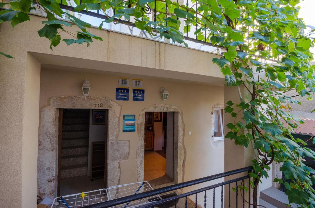Under Ancient Roofs Vrbnik Apartment ภายนอก รูปภาพ