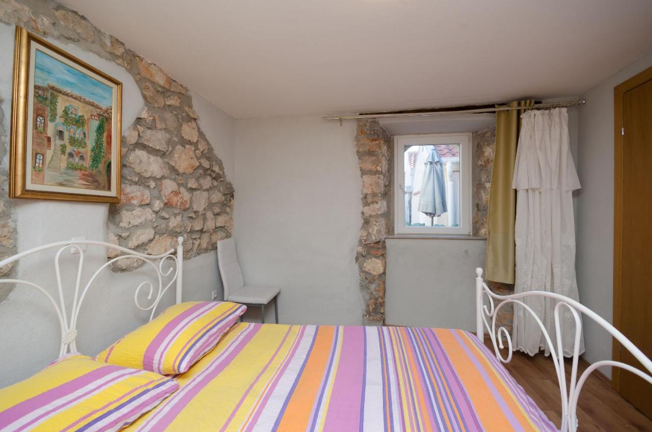 Under Ancient Roofs Vrbnik Apartment ภายนอก รูปภาพ