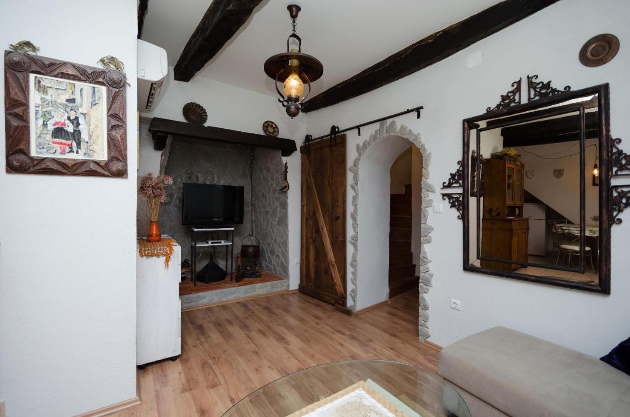 Under Ancient Roofs Vrbnik Apartment ภายนอก รูปภาพ