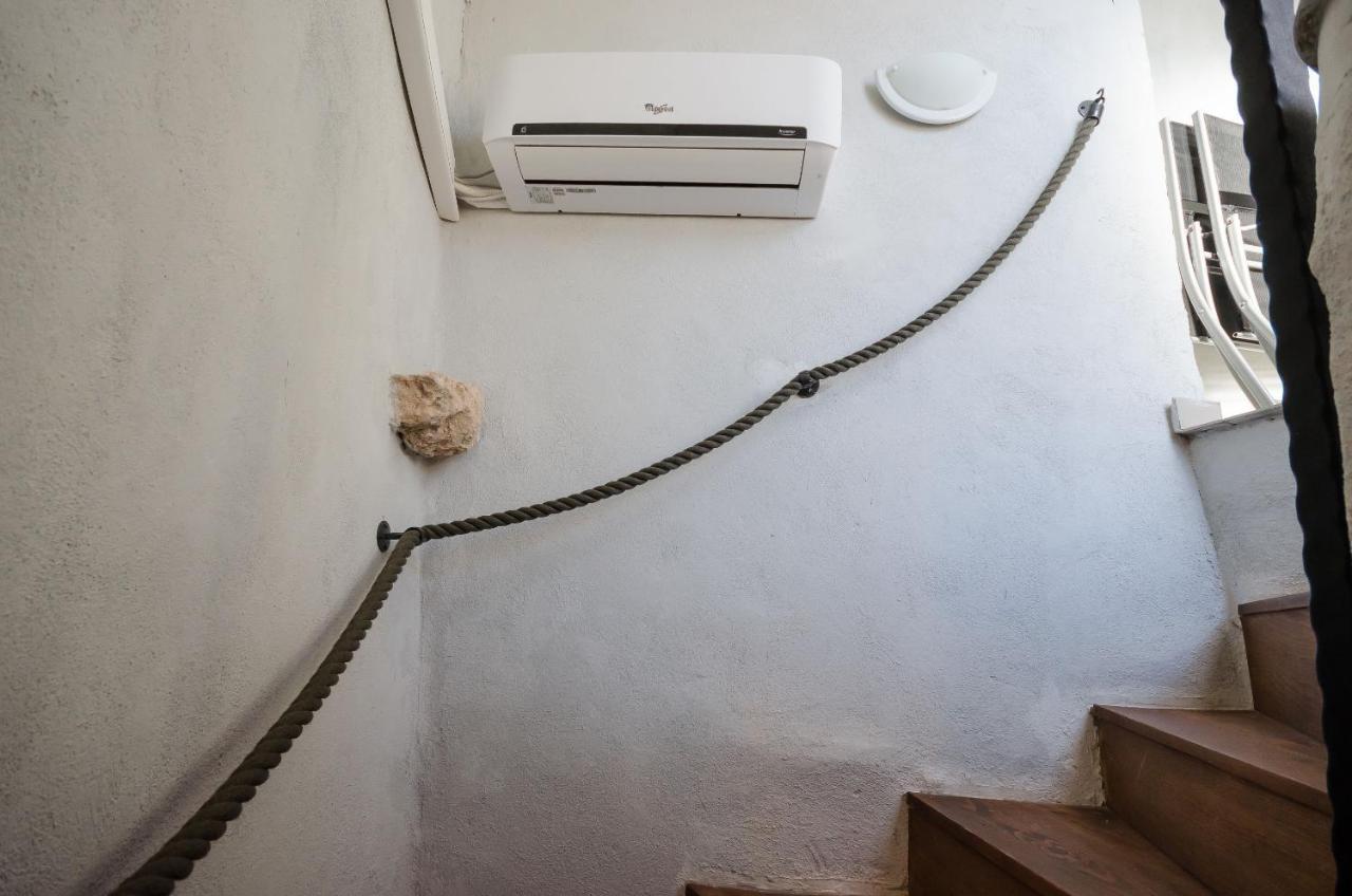Under Ancient Roofs Vrbnik Apartment ภายนอก รูปภาพ