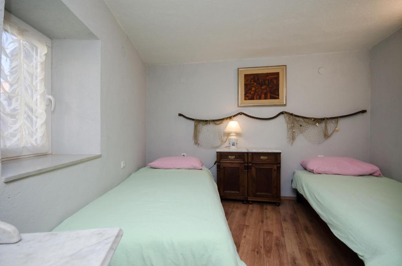 Under Ancient Roofs Vrbnik Apartment ภายนอก รูปภาพ