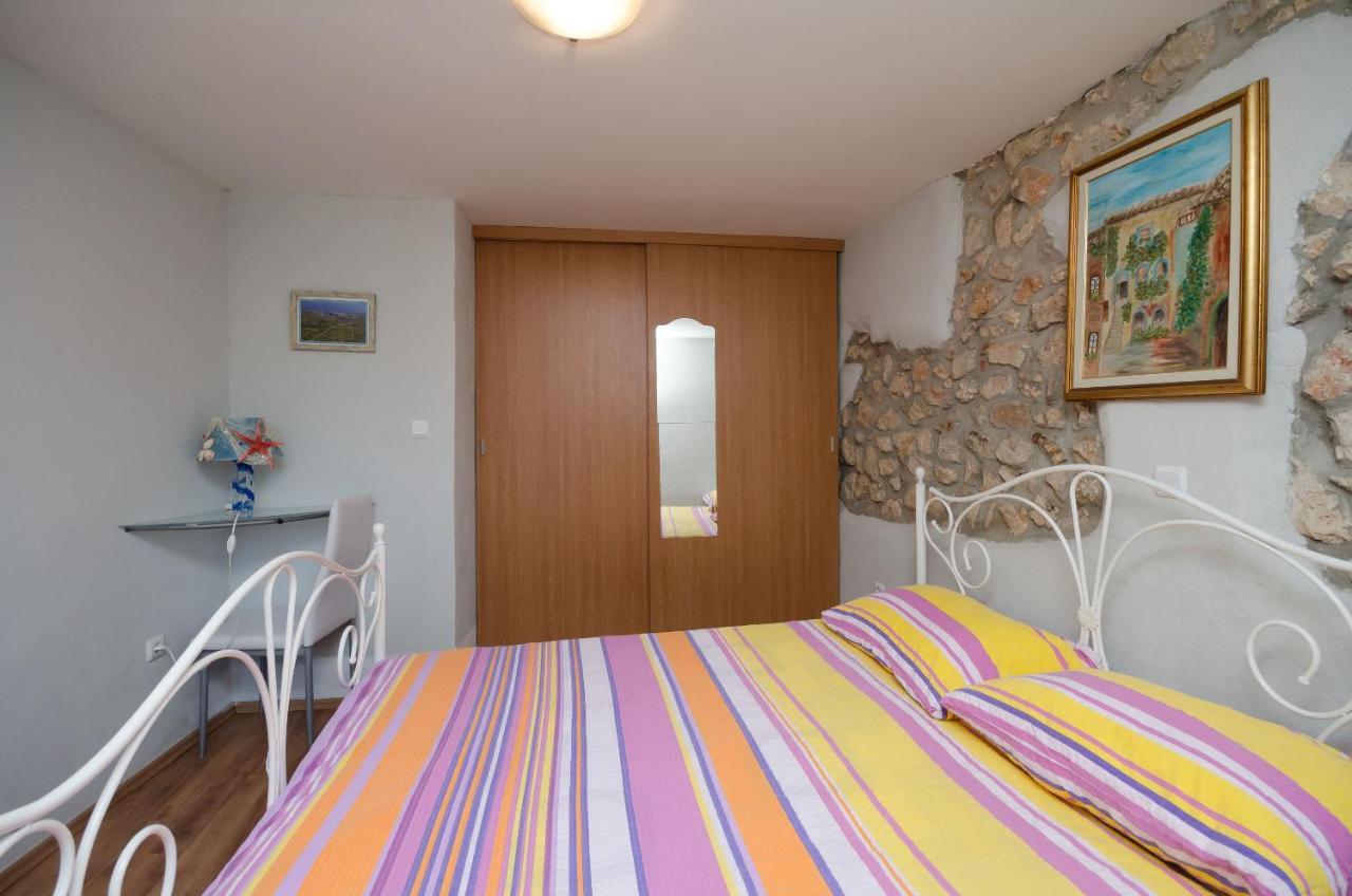 Under Ancient Roofs Vrbnik Apartment ภายนอก รูปภาพ