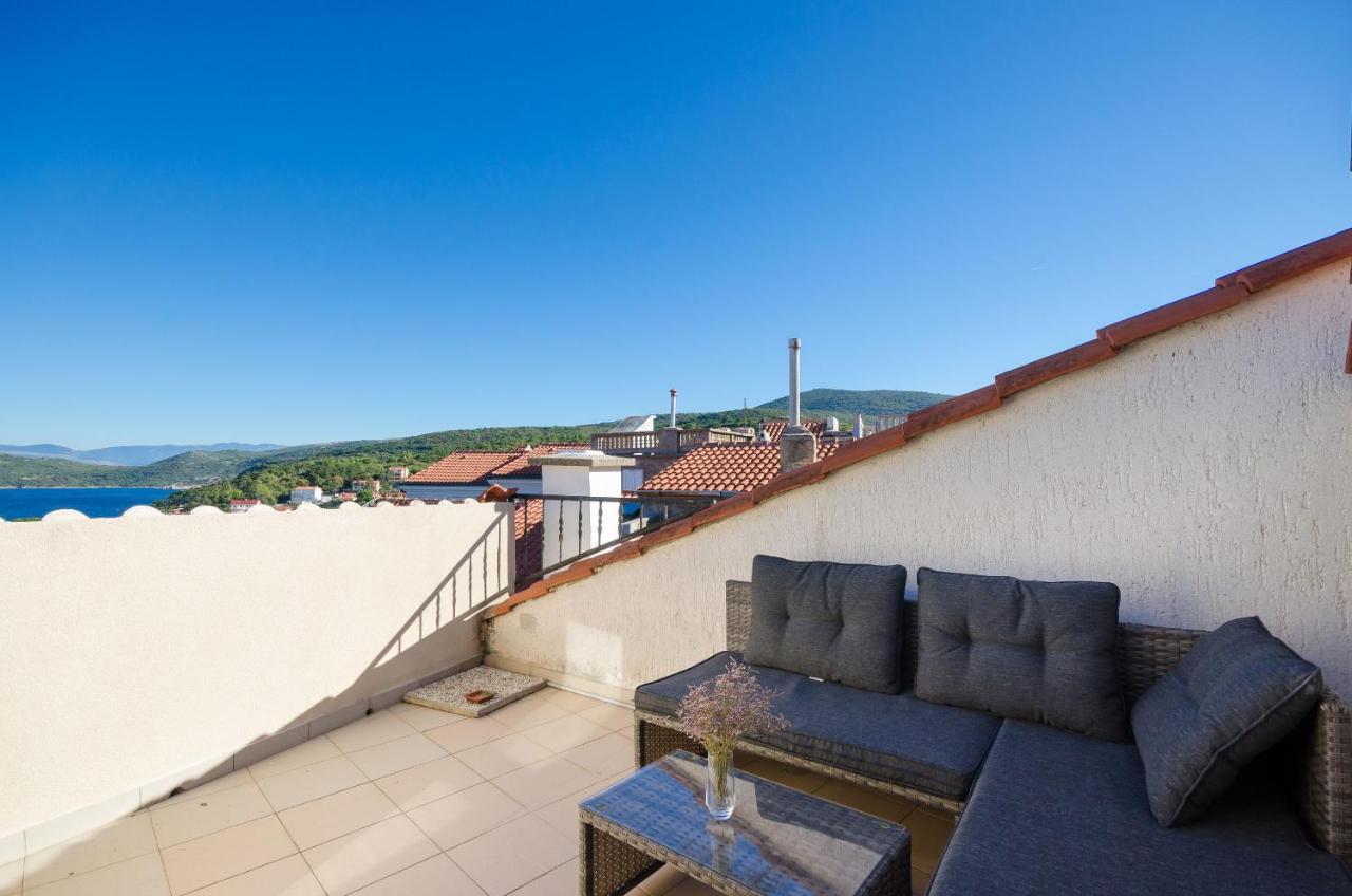 Under Ancient Roofs Vrbnik Apartment ภายนอก รูปภาพ