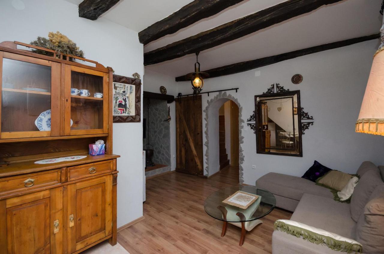 Under Ancient Roofs Vrbnik Apartment ภายนอก รูปภาพ