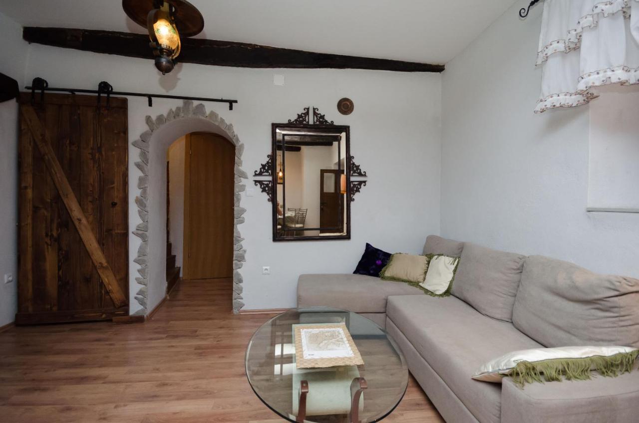 Under Ancient Roofs Vrbnik Apartment ภายนอก รูปภาพ