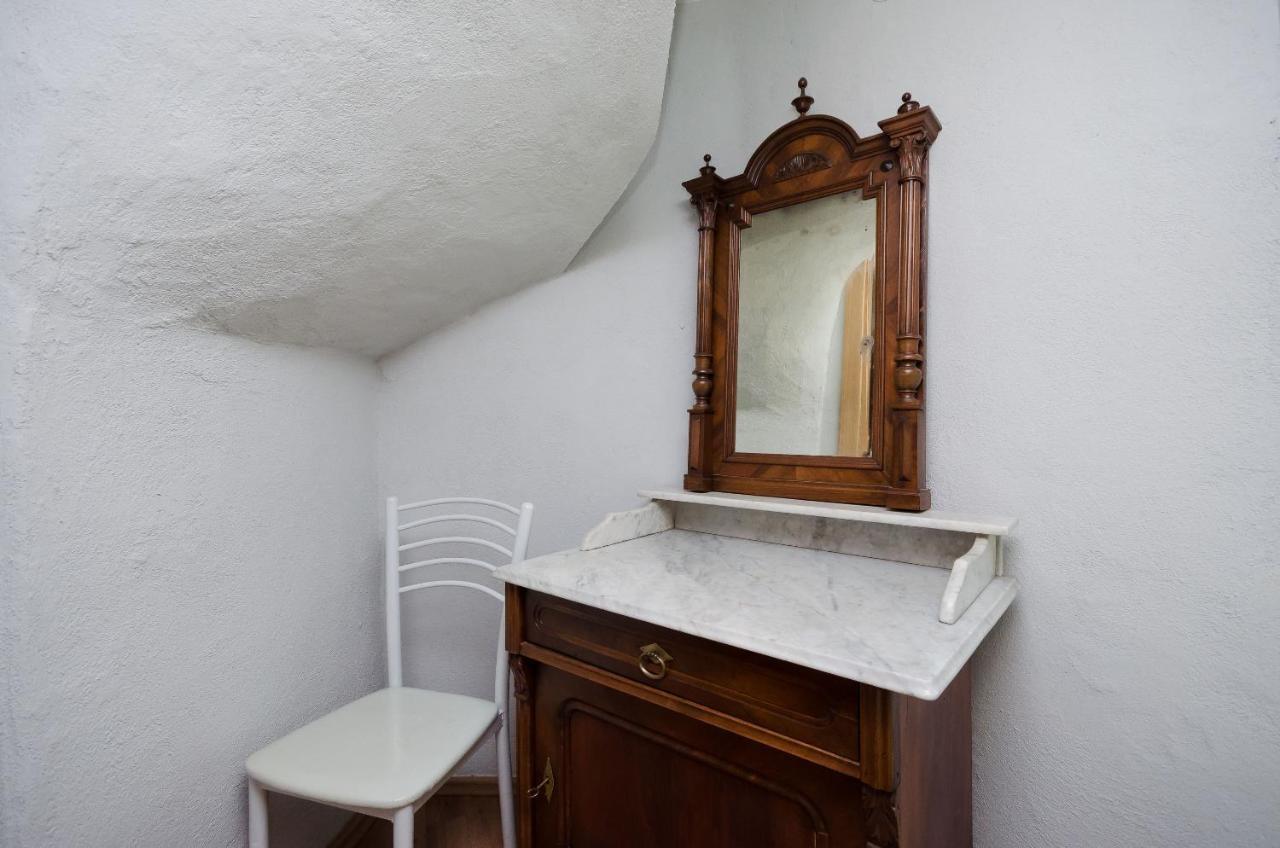 Under Ancient Roofs Vrbnik Apartment ภายนอก รูปภาพ