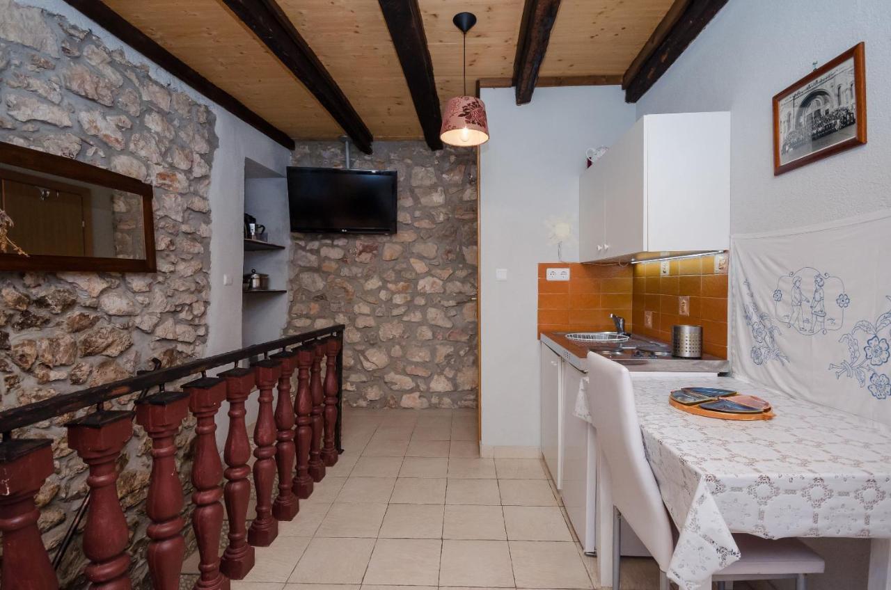 Under Ancient Roofs Vrbnik Apartment ภายนอก รูปภาพ