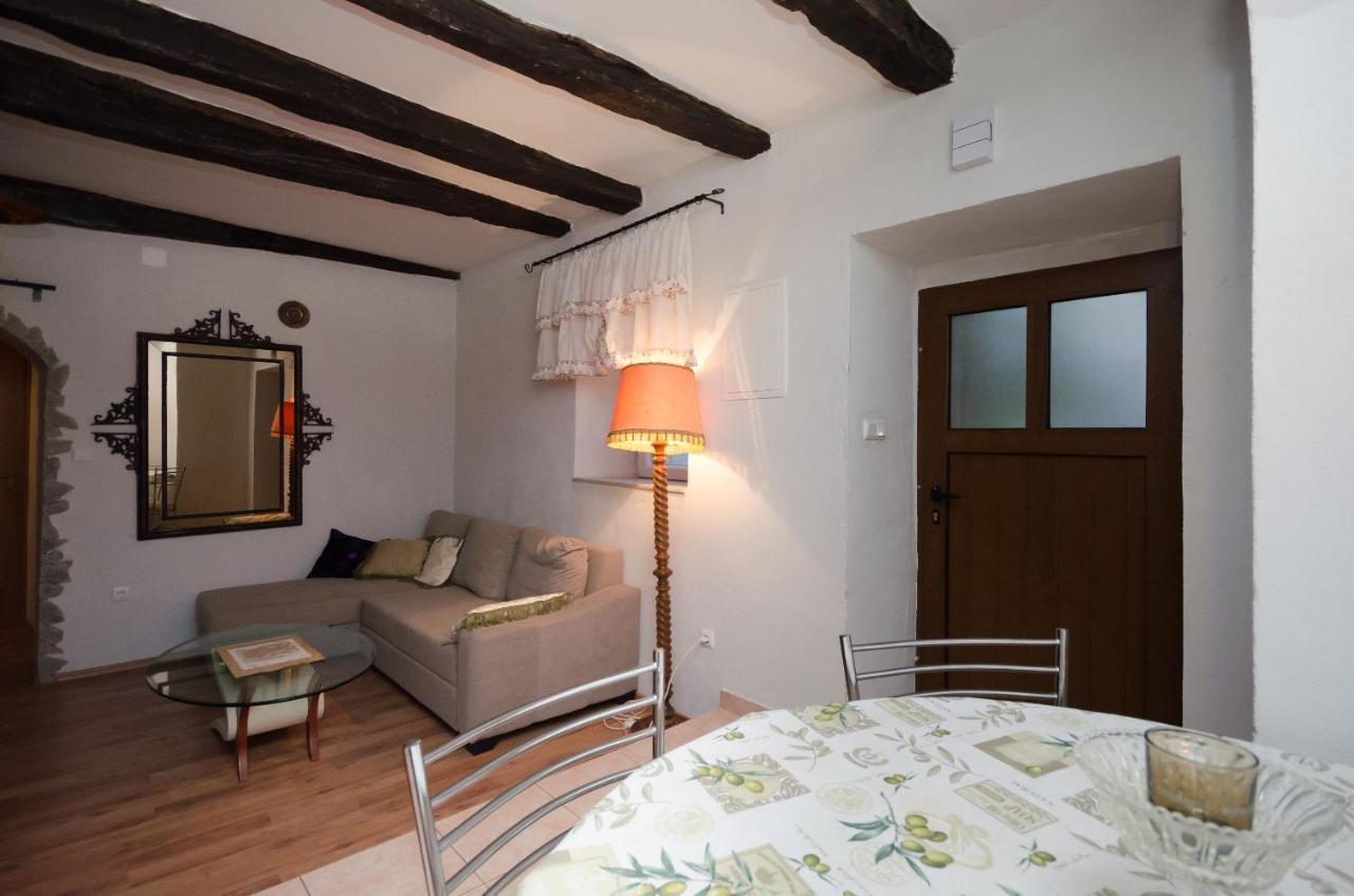 Under Ancient Roofs Vrbnik Apartment ภายนอก รูปภาพ