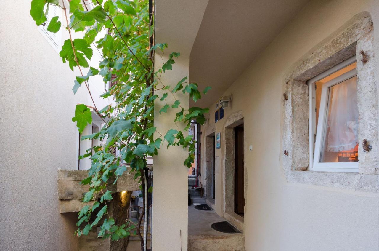 Under Ancient Roofs Vrbnik Apartment ภายนอก รูปภาพ