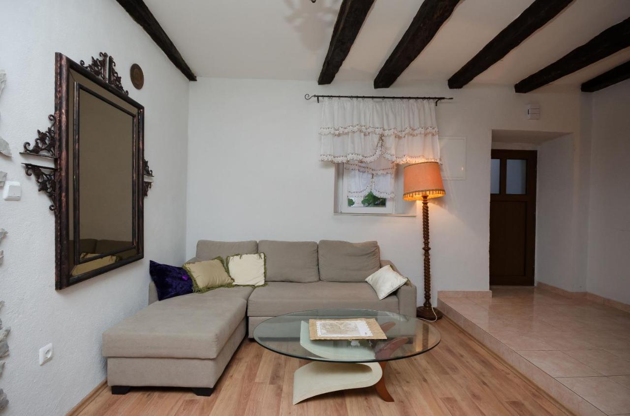 Under Ancient Roofs Vrbnik Apartment ภายนอก รูปภาพ