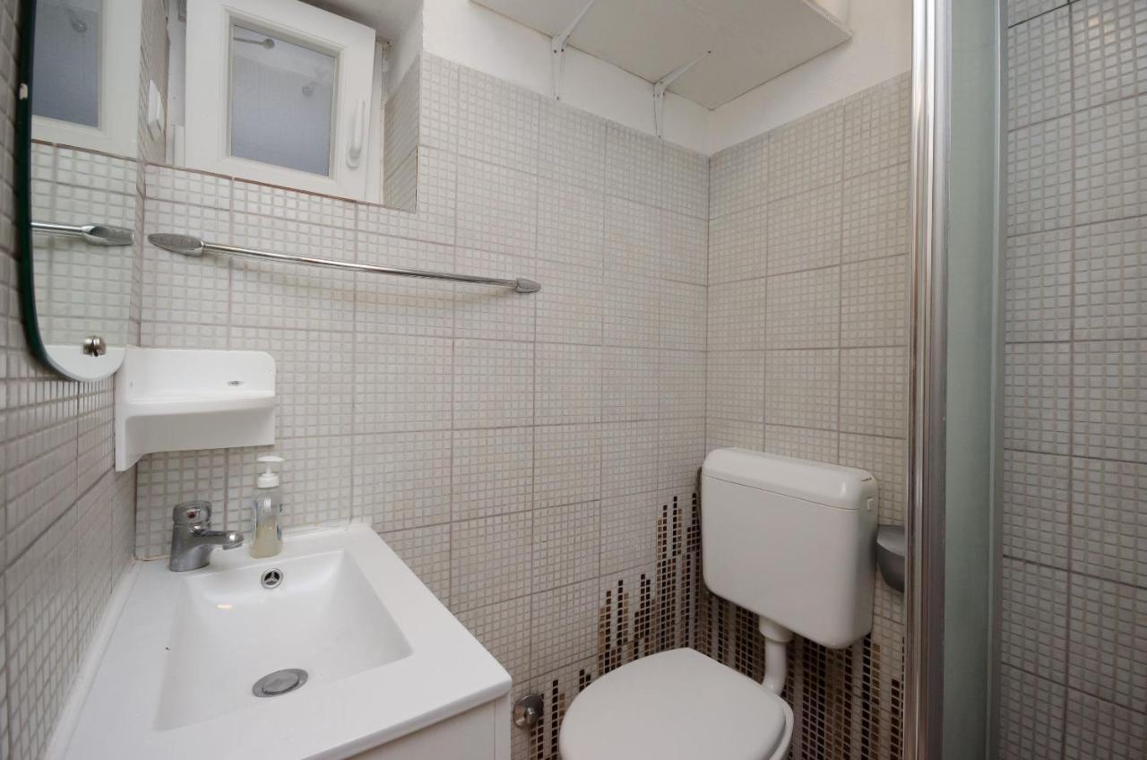 Under Ancient Roofs Vrbnik Apartment ภายนอก รูปภาพ