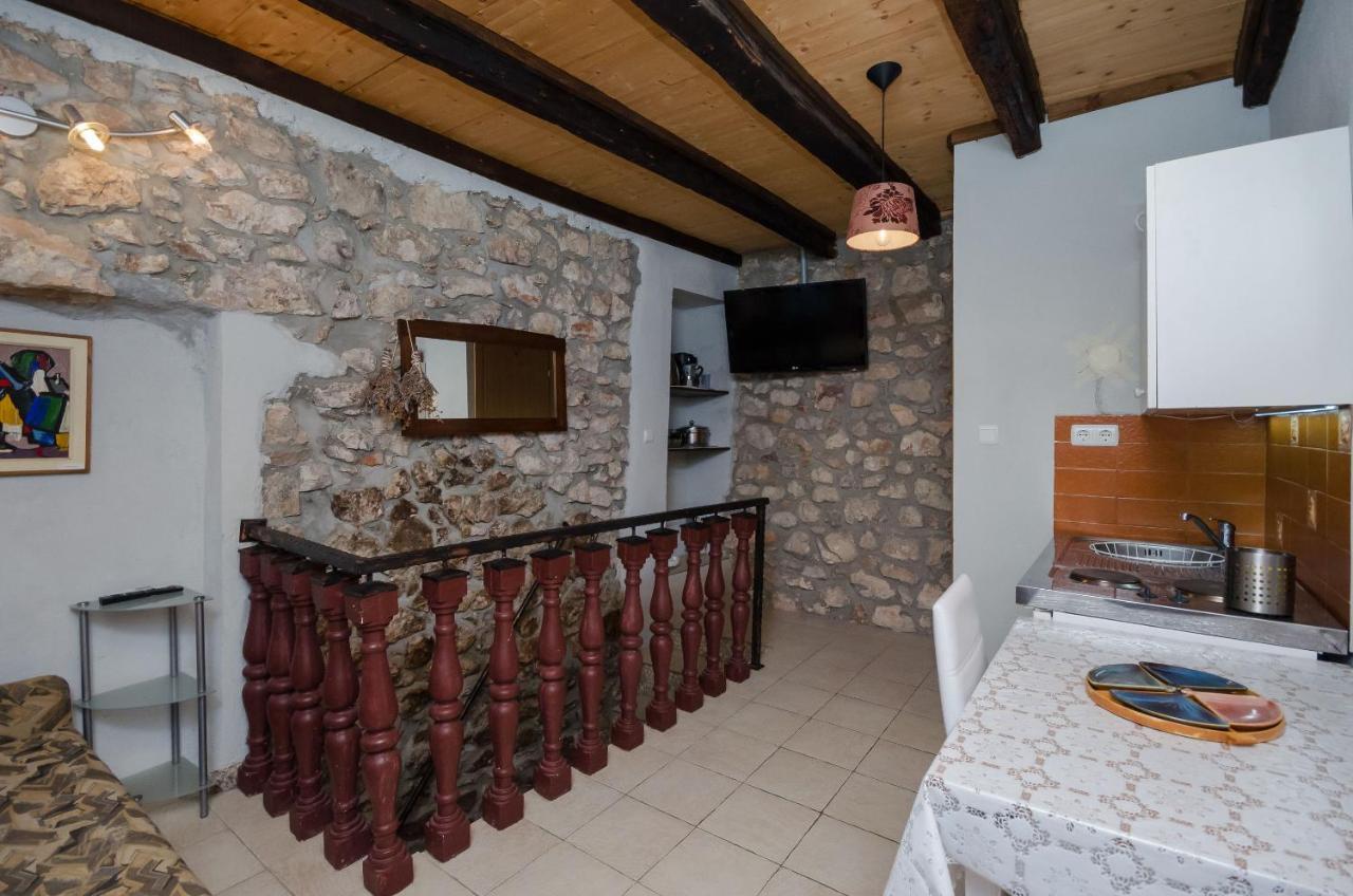 Under Ancient Roofs Vrbnik Apartment ภายนอก รูปภาพ