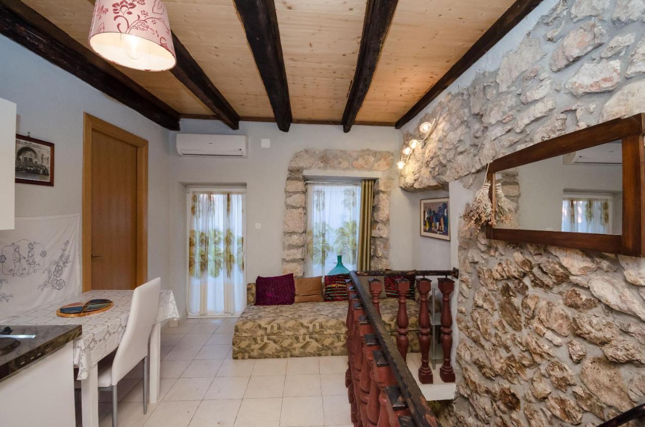Under Ancient Roofs Vrbnik Apartment ภายนอก รูปภาพ