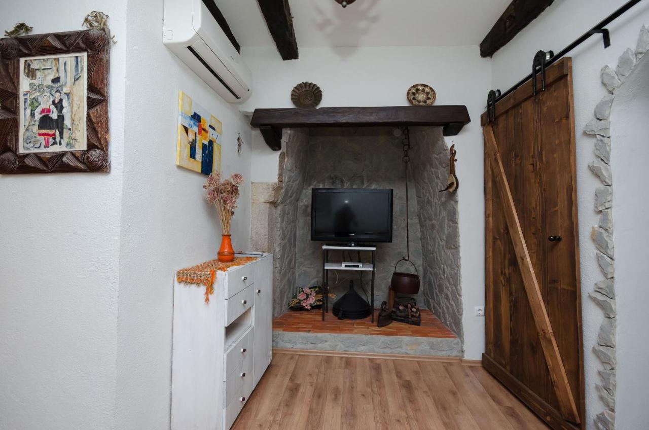 Under Ancient Roofs Vrbnik Apartment ภายนอก รูปภาพ